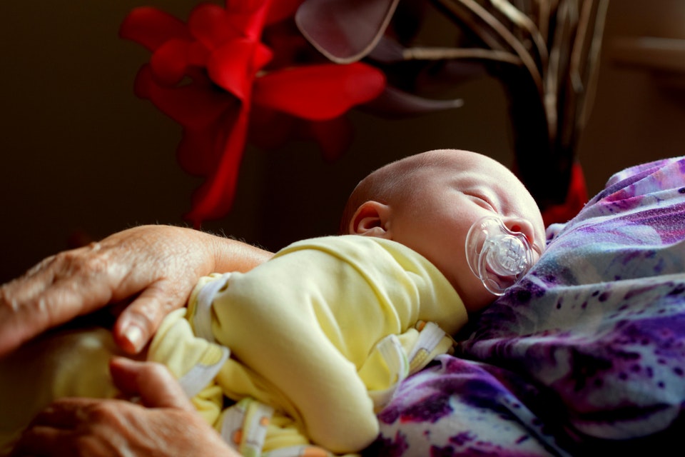 照顧新生兒不能忽略的事項，最關鍵是吃好睡好
